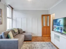 Spacious Private Apartment In Central Dartford With Free Parking TFL Zone 6