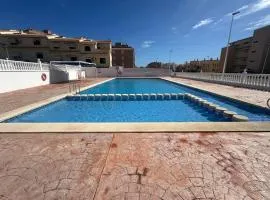 Maison mitoyenne 3 chambres, terrasse, BBQ, piscine communautaire