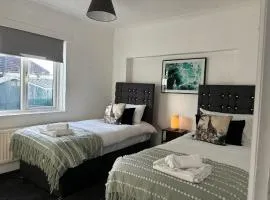 Downsview Bungalow- Spacious 3BR, contractor friendly, close to University & near AMEX Stadium, parking and free WIFI, BBQ