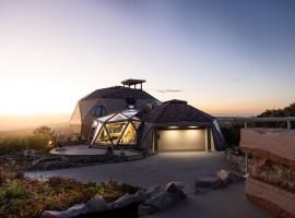 The KingDome - A Unique, Royal Experience with Hot Tub, Rooftop and Views, hotel v destinaci Castle Rock