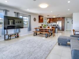 Ewa Beach Apartment ~ 1 Mi to Puʻuloa Beach Park!、カポレイのホテル