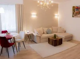 Homey Luxury- entire house, free parking, yard
