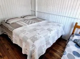 CASA de 2 quartos com 2 ares-condicionados em TORRES-RS - Na mais bela praia Gaúcha - Cozinha - Banheiro - TV smart 32 e Wi-Fi - Estacionamento - Anfitriã Superhost no BnB