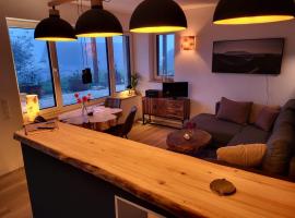 Modern-gemütliche FeWo mit Sauna, hotelli kohteessa Aremberg