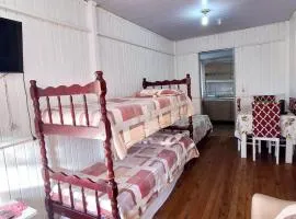 CASA de 2 quartos com 2 ares-condicionados em TORRES-RS - Na mais bela praia Gaúcha - Cozinha - Banheiro - TV smart 32 e Wi-Fi - Estacionamento - Anfitriã Superhost no BnB