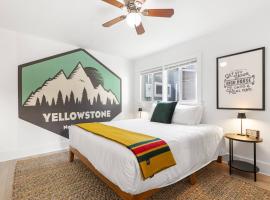 Hot Tub 4 Baths 4 Bedrooms Montana Themed Bikes，位于利文斯顿的酒店