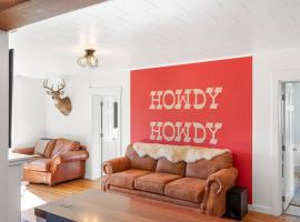 Hot Tub 4 Baths 4 Bedrooms Montana Themed Bikes，位于利文斯顿的酒店