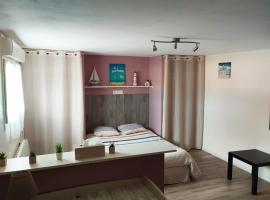 Chambre spacieuse agréable fonctionnelle avec acces au wifi, hotel v destinaci Lesparre-Médoc
