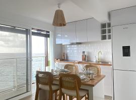 Wave Shadows Beach House Oceanfront property - Top Floor，位于滨海保尔的酒店