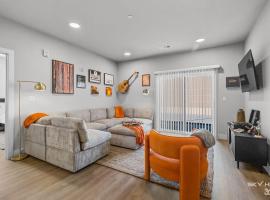 Luxuary Apt, Pool, Kingbeds, Near Amp, family hotel in Rogers