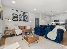 Trails End Here, King Bds, Lux Apt with Gym Access, hotel with pools in Rogers