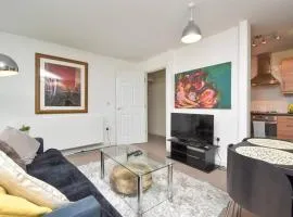 City Centre Apartment with Free Parking, Self Check-In, Sky TV and Fast WiFi by Yoko Property
