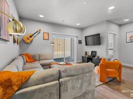 Luxury Apt, Gym, King Bds, Comfy Sectional, hotel de lujo en Rogers