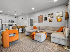 Cozy Luxury Apt, Gym, King Bds, Comfy Sectional, hotel pro pobyt s domácími mazlíčky v destinaci Rogers