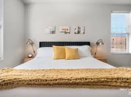 Trails End Here, King Bds Furnished Lux Apt & Gym