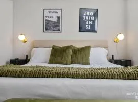 Trails End Here, King Bds Furnished Lux Apt & Gym