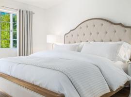 Desert Escape - Renovated, Steps from Pool, apartament a Palm Desert