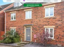 Stylish 6 Bedroom 3 Bathroom Detached House with Free Parking, Super-Fast Wifi, Pool Table, Smart TVs with Netflix by Yoko Property