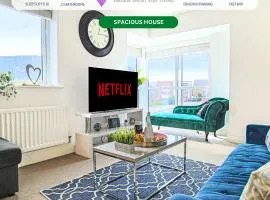 Spacious House - Close to City Centre - Free Parking, Fast Wifi, Smart TVs with Netflix by Yoko Property
