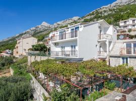 Apartments by the sea Pisak, Omis - 18141, hotel v destinaci Mimice