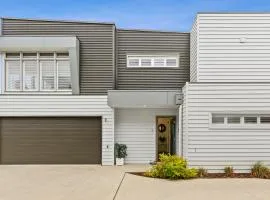 Kismet 3 bedroom luxury townhouse secure back yard walk to the beach and shops Family friendly Double garage parking WIFI