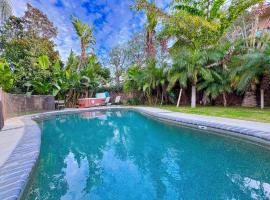 Rainforest Villa 4 Bedroom PoolSpa Walk2Disneyland, holiday rental in Anaheim