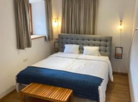 Ferienwohnung Bergblick Flirsch、フリルシュのホテル