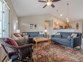 Watering Hole Spacious Quiet Country Home, Hotel in Loma