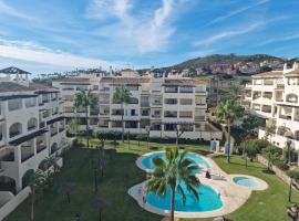 Casa Duquesa with pool views close to Port, hotel in San Luis de Sabinillas