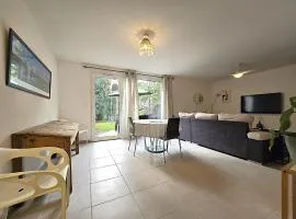Charmante maison 6 personnes - 5 min à pied zone commerciale Sapiac - 3 chambres - 4 lits - Jardin et terrasses privés - Parking gratuit sur place