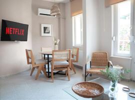 Bright and Cozy 2BR Apt In The Center Of Buyukada, alojamiento con cocina en Adalar