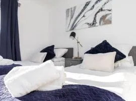 19A The Broadwalk - Cozy 1BR in the Heart of Crawley near GATWICK Airport great for contractors and flight crew students