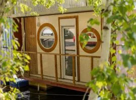 Houseboat Lilly