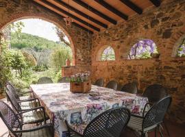 Podere Mencoini, stylish villa with private pool and olive garden, hotel v destinaci Scrofiano