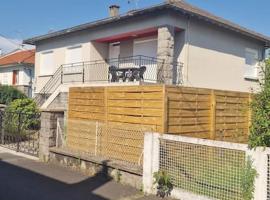 Très grande maison individuelle, hotel in Aurillac