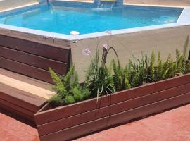 Concordia में Dpto Hip&oacute;lito Yrigoyen, स्विमिंग पूल वाला होटल