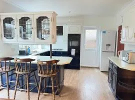 Charming Luton Home for Families & Business Stays