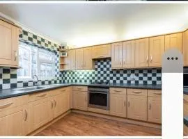 Purley House-Sleeps 8-Near Gatwick-Games Room