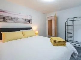 Brumby 3-Bed House by Brookland Stays Serviced Accommodation with WiFi