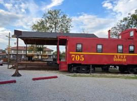 Unique Santa Fe Caboose Experience, hotel em Brownwood