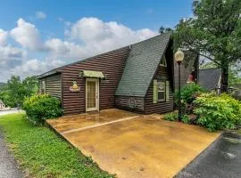 8 Mi to Dogwood Canyon Cozy Cabin with Deck
