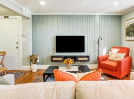 Walk to Constitution Beach Mid-Century Boston Gem, hotel cu spa din Boston