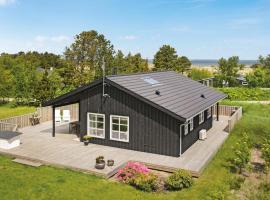 Three-Bedroom Holiday Home With A Fireplace In Frederikshavn, hotel in Frederikshavn