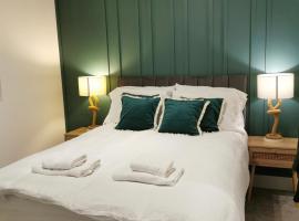 No 13 Colchester Town Flat with Kitchen & Parking, hotel i Colchester