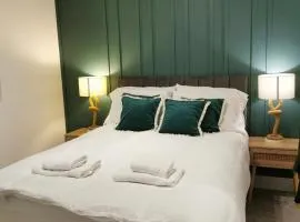 No 13 Colchester Town Flat with Kitchen & Parking