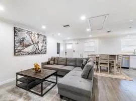 Spacious 2BR Townhouse Near The Beach with Parking