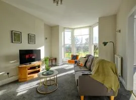 Large 2-3 Bed FREE Parking, En-suite