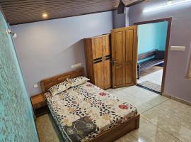 Mookambika Plaza, ξενοδοχείο σε Kallar-Bridge