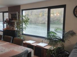 Charming Riverside House with Jacuzzi and Gym, hotel v destinaci Blaimont