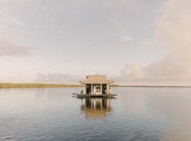 Premium Floating Bungalow by Stay Ombi, hotel i Key Largo